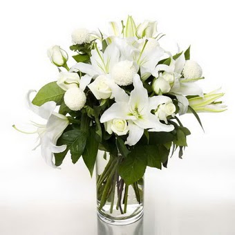  Denizli uluslararası çiçek gönderme  1 dal cazablanca 7 adet beyaz gül vazosu