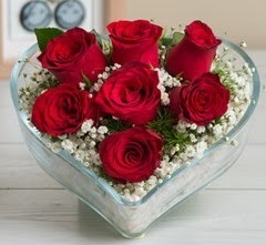 Kalp içerisinde 7 adet kırmızı gül  Denizli uluslararası çiçek gönderme 